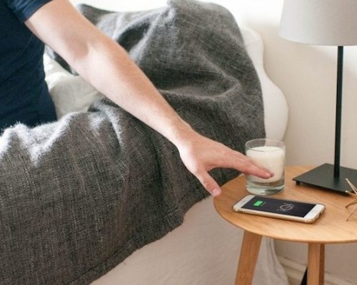 Kablosuz Şarj Özelliğiyle Dikkat Çeken Akıllı Sehpa