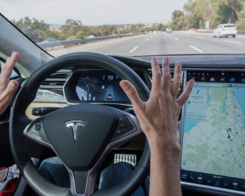 Tesla nın Otopilot Sisteminde Güvenlik Zaafiyeti Olabilir mi?